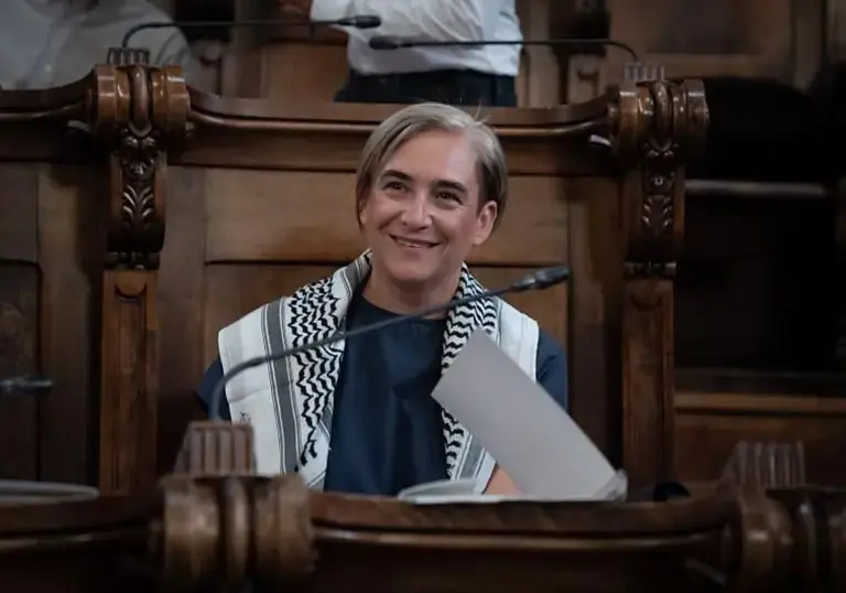 Colau exige ampliar el Frente Amplio con Podemos para liderarlo