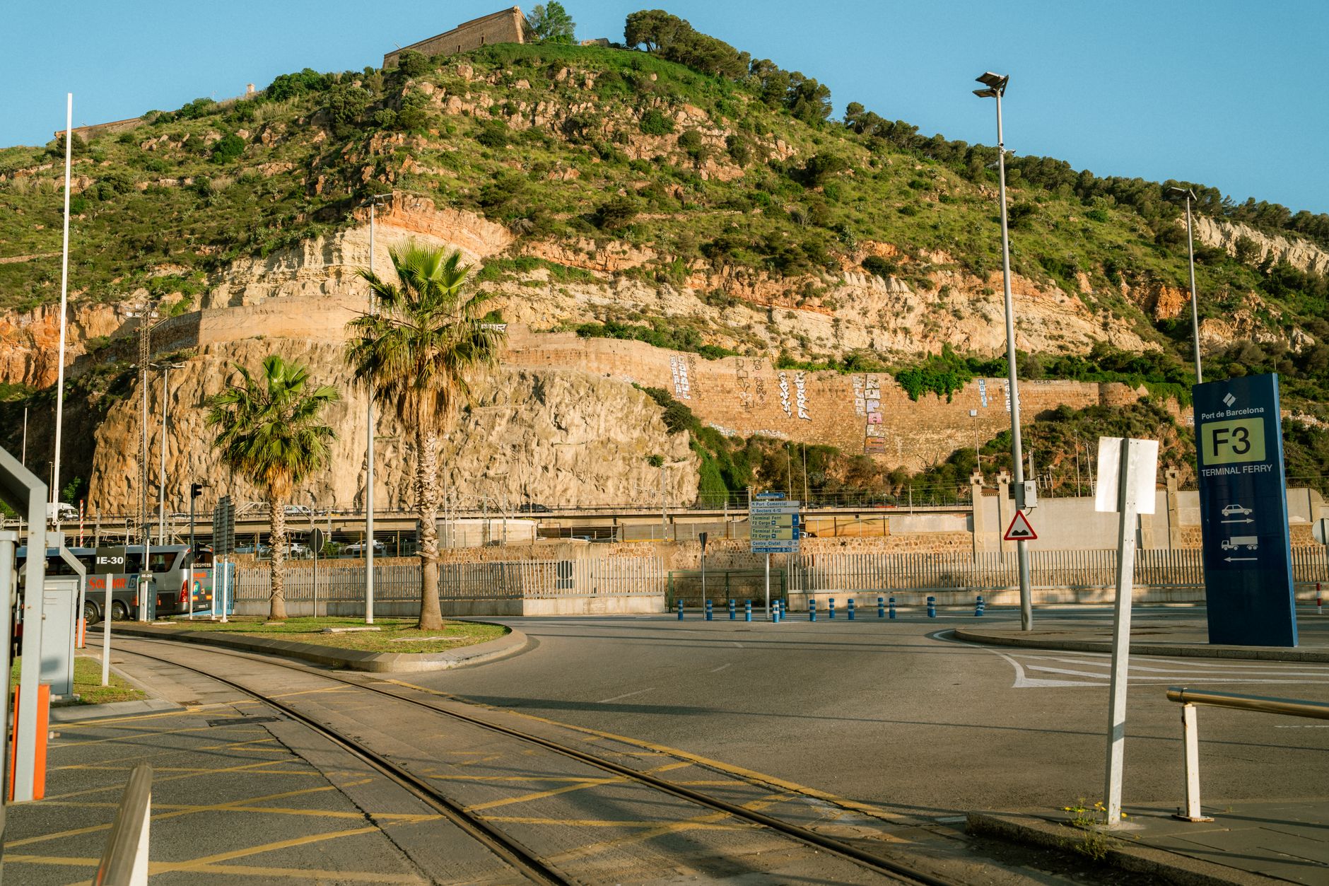 Vecinos de Ceuta exigen soluciones tras dispersión de mil inmigrantes en Loma Colmenar