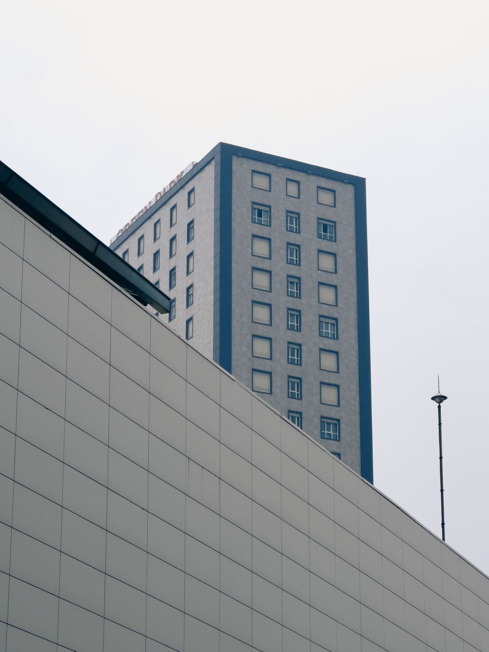 Sanidad externaliza psiquiatría en Ceuta mientras limita privatizaciones en España