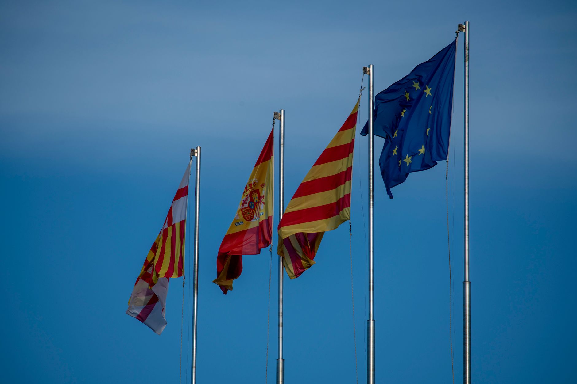 Junts impulsa ley para traspasar competencias migratorias a Cataluña
