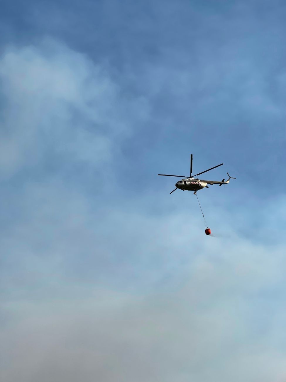 Incendio forestal en Sierra Calderona avanza sin control y obliga a evacuar Gàtova