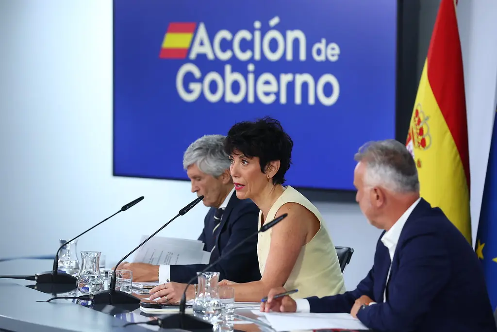Robles y Grande-Marlaska rompen el hielo en el Congreso: tensión máxima por Ceuta