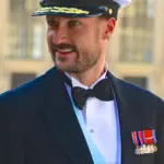 Haakon VIII asume como rey de Noruega con el lema "Todo por Noruega"