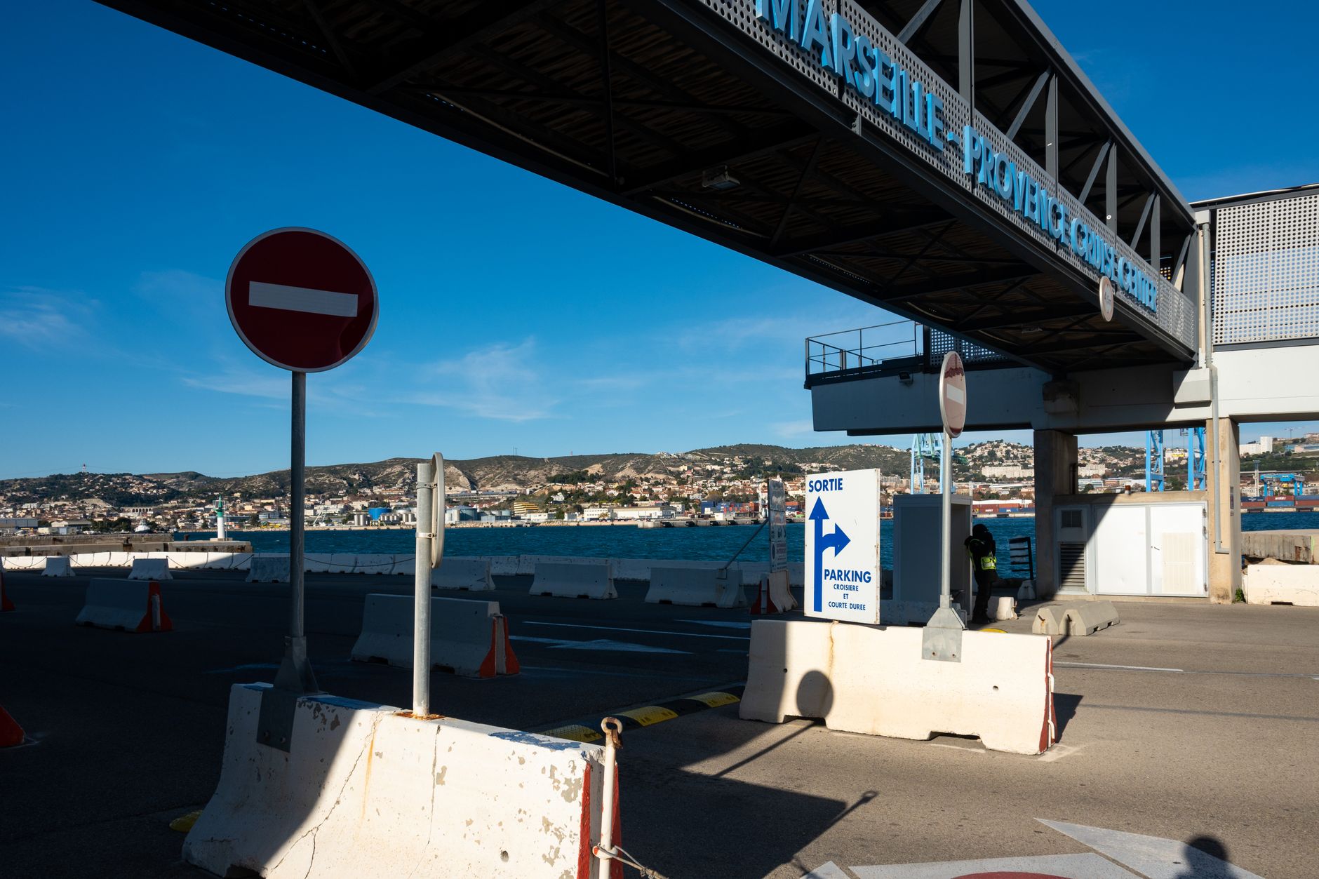 Burnham promete ser "implacable" con los cruces en el canal tras la crisis de Ceuta