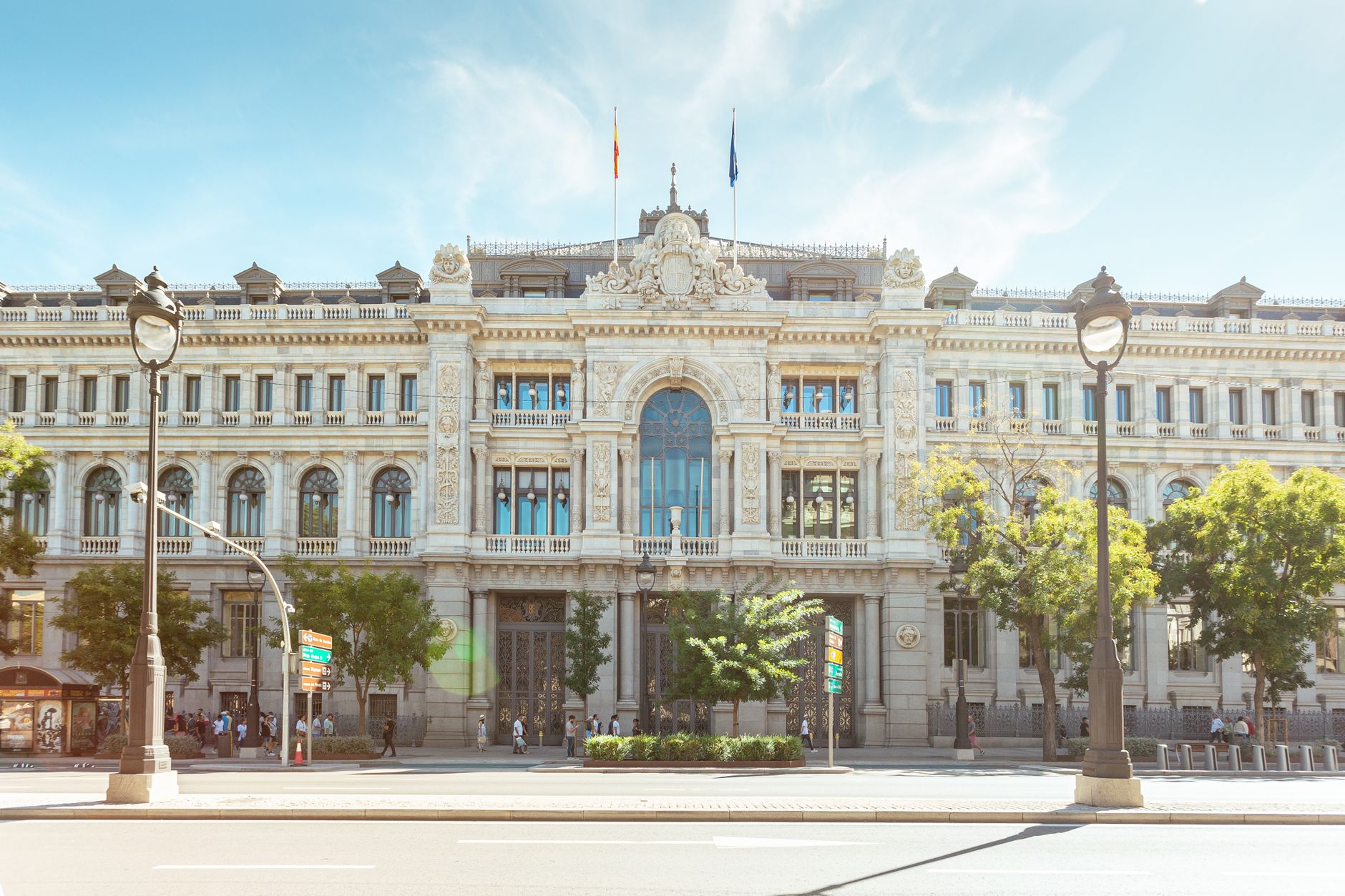 El Gobierno despliega 30 duchas y 10 baños para migrantes en Ceuta