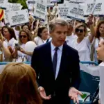 Feijóo acusa al Gobierno de dejar sin ayuda a familias con hijos con cáncer al cumplir 26 años