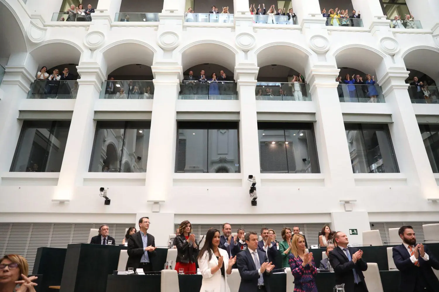 Almeida ironiza con el baile de cifras en la concentración por Ceuta