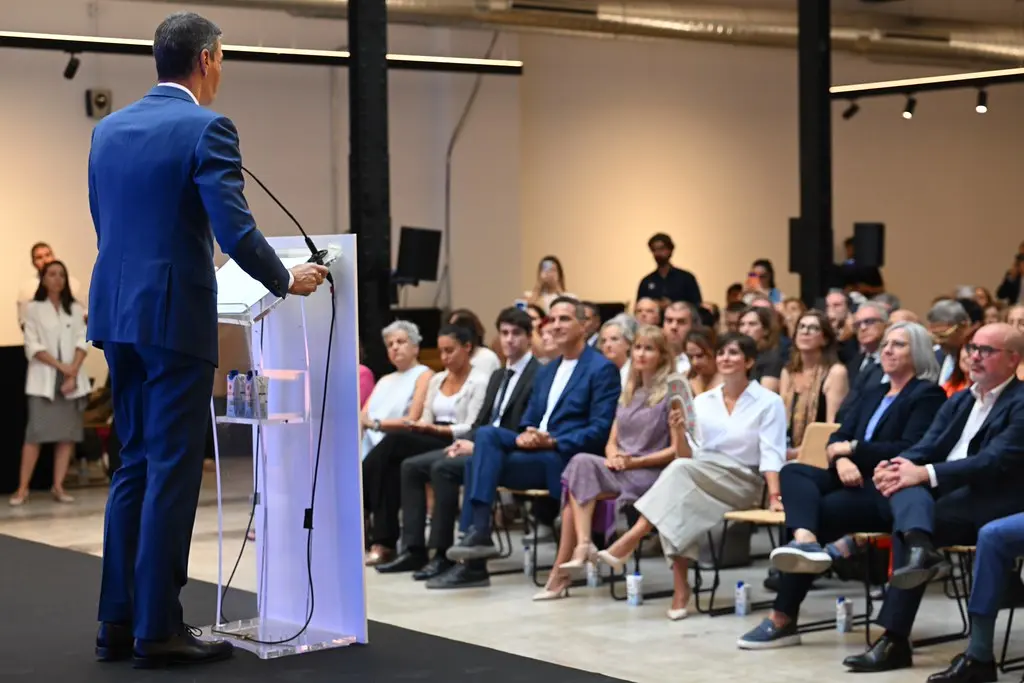 Sánchez recupera la campaña de 2023 con una entrevista semanal