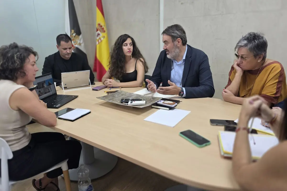 Ceuta estrena una unidad móvil con ocho expertos para menores migrantes