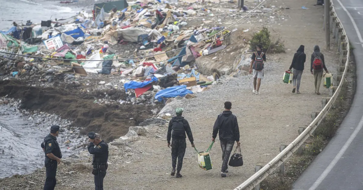 La Policía desaloja a unos 500 migrantes del Guano en Ceuta