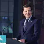 Juanma Moreno anuncia deducción del 15 % en gafas para menores de 25 años