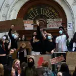 Más de 25 liceos franceses sufren incendios o saqueos en las protestas