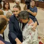 El PSOE lleva al Parlament a una desahuciada que acaba abrazando a Prohens