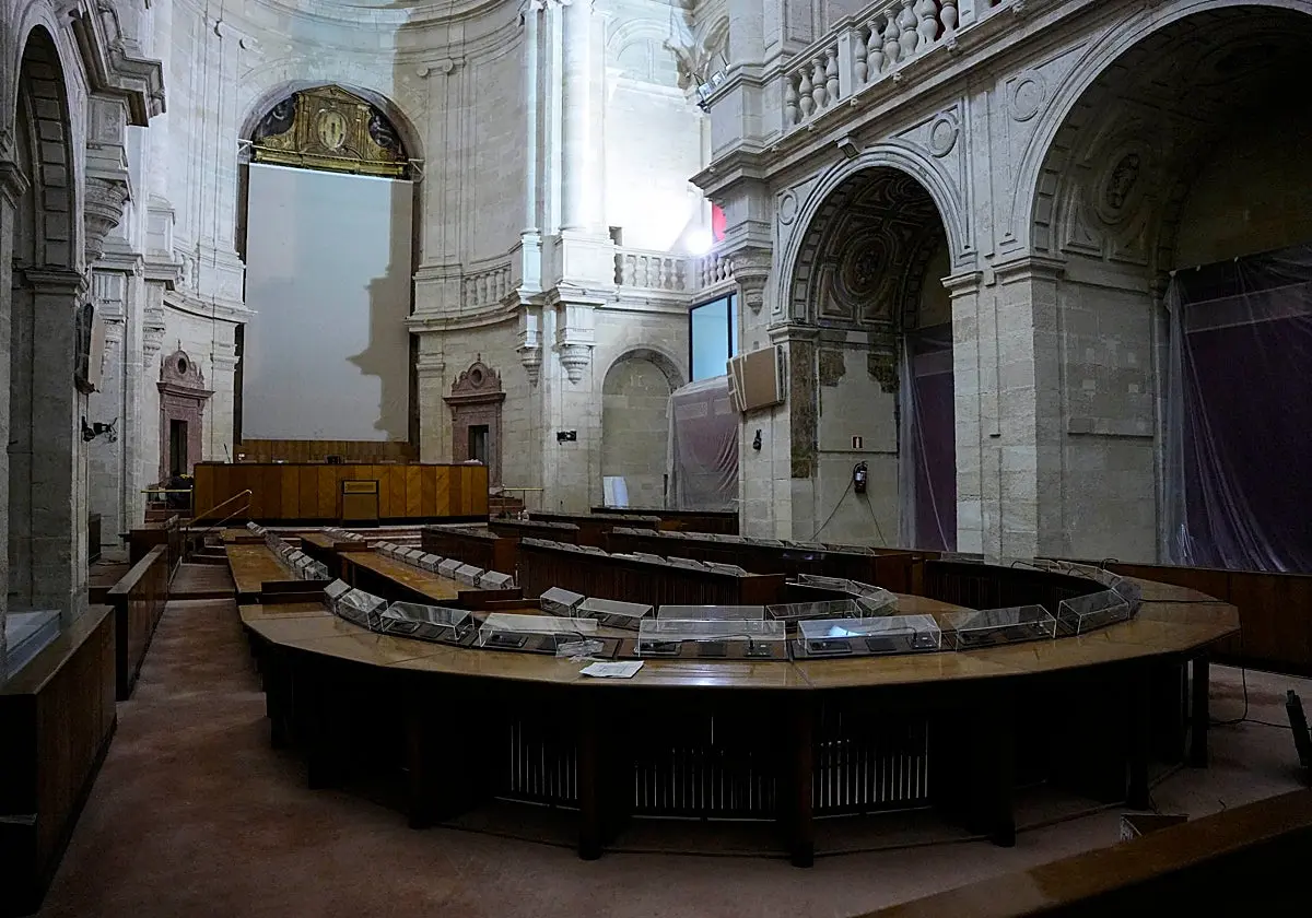 El Parlamento andaluz recupera su Salón de Plenos con andamios