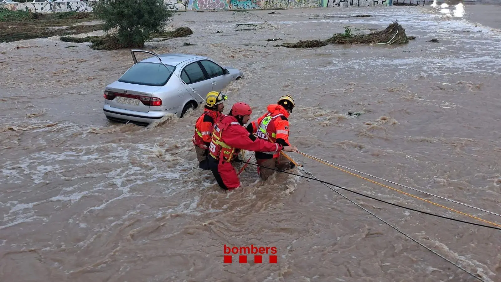 La lluvia descarga 100 litros en Xerta y atrapa dieciocho