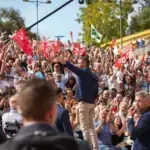 El PSOE fleta autobuses y lleva 5.000 asistentes a Dos Hermanas