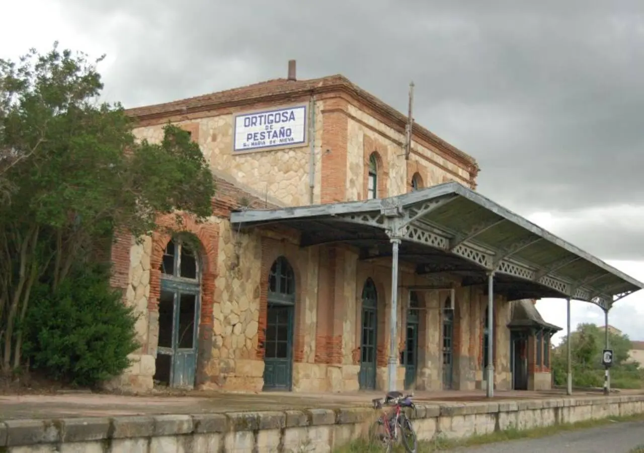 ADIF descarta la demolición de la estación de Ortigosa de Pestaño