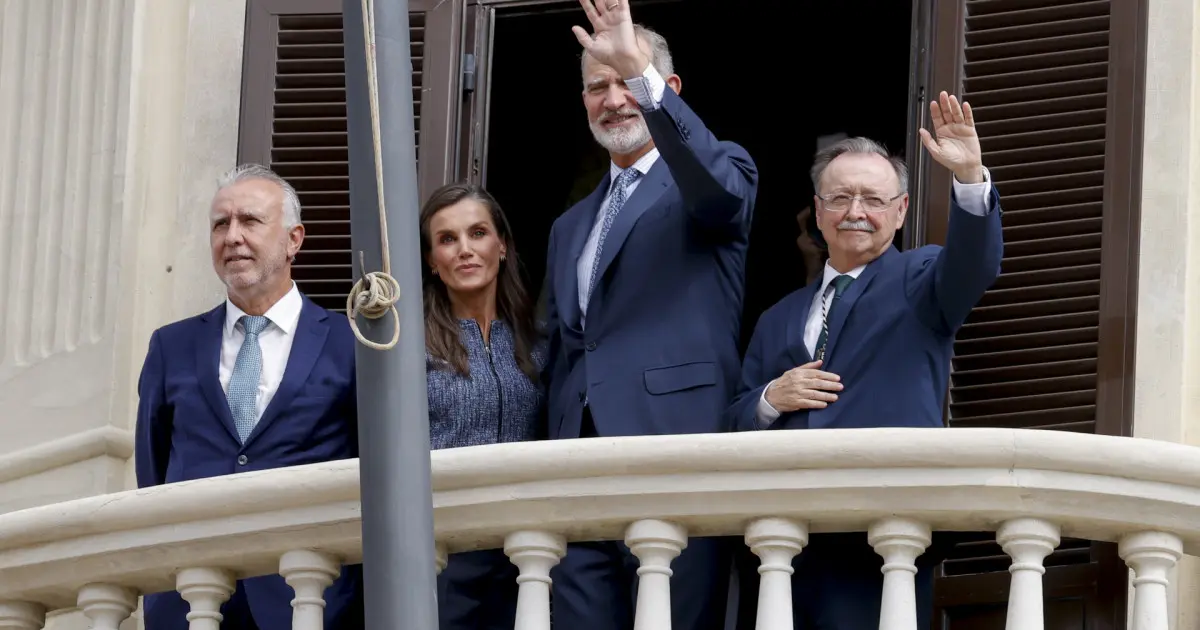 Ángel Víctor Torres recibe pitada en Ceuta por cubrir a Pedro Sánchez
