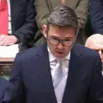 El ministro Andy Burnham anuncia sanciones a Irán por ataque del 27