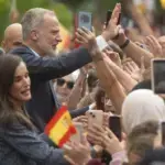 Felipe VI y Letizia pasan más de 30 minutos saludando a los ceutíes