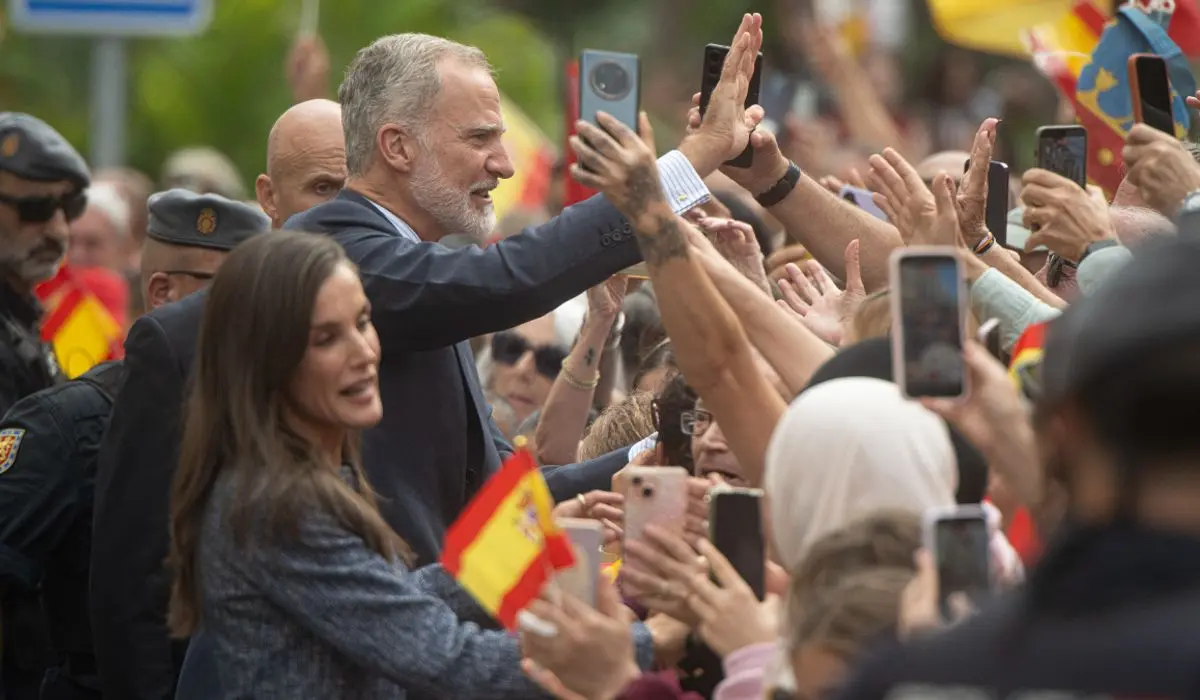 Felipe VI y Letizia pasan más de 30 minutos saludando a los ceutíes
