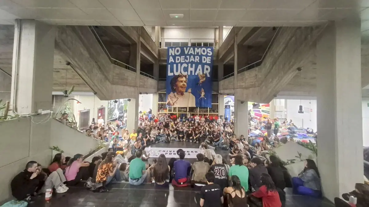Educación madrileña inicia huelga encierro y corte en la Castellana