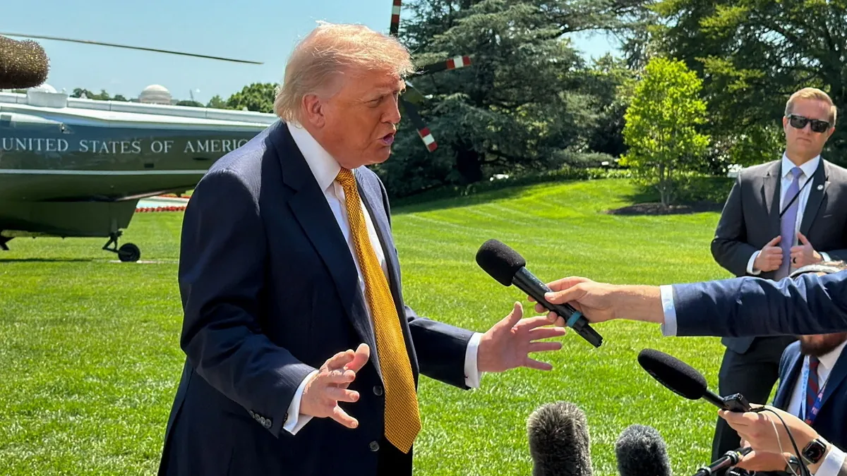 El juez Timothy Kelly extiende la suspensión del veto de Trump a CNN