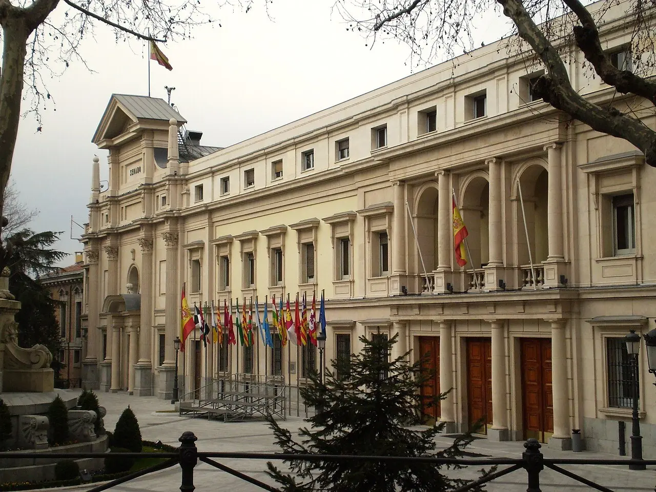 El PSOE incluye a once ministros en listas
