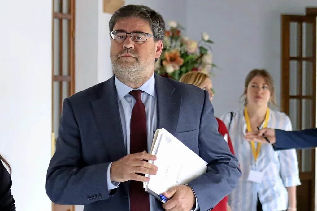 Ana Mestre cesa al consejero López Hernández por incompatibilidades