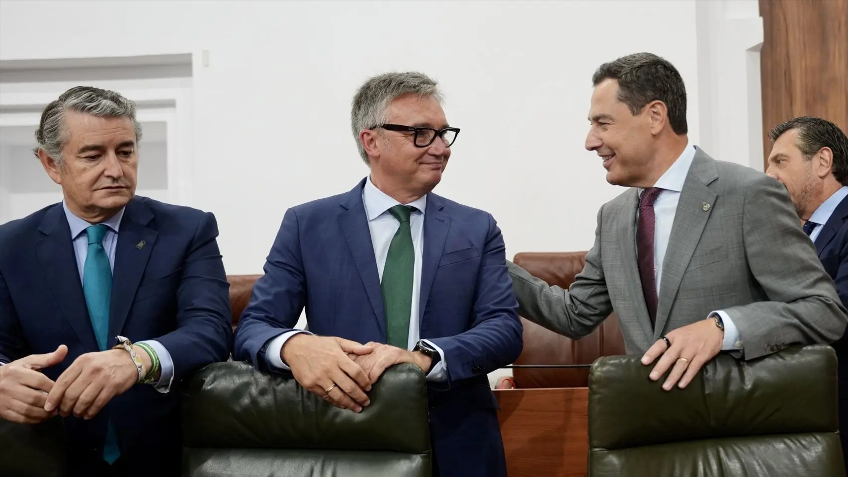 Juanma Moreno consolida el pacto con Vox a los cien días