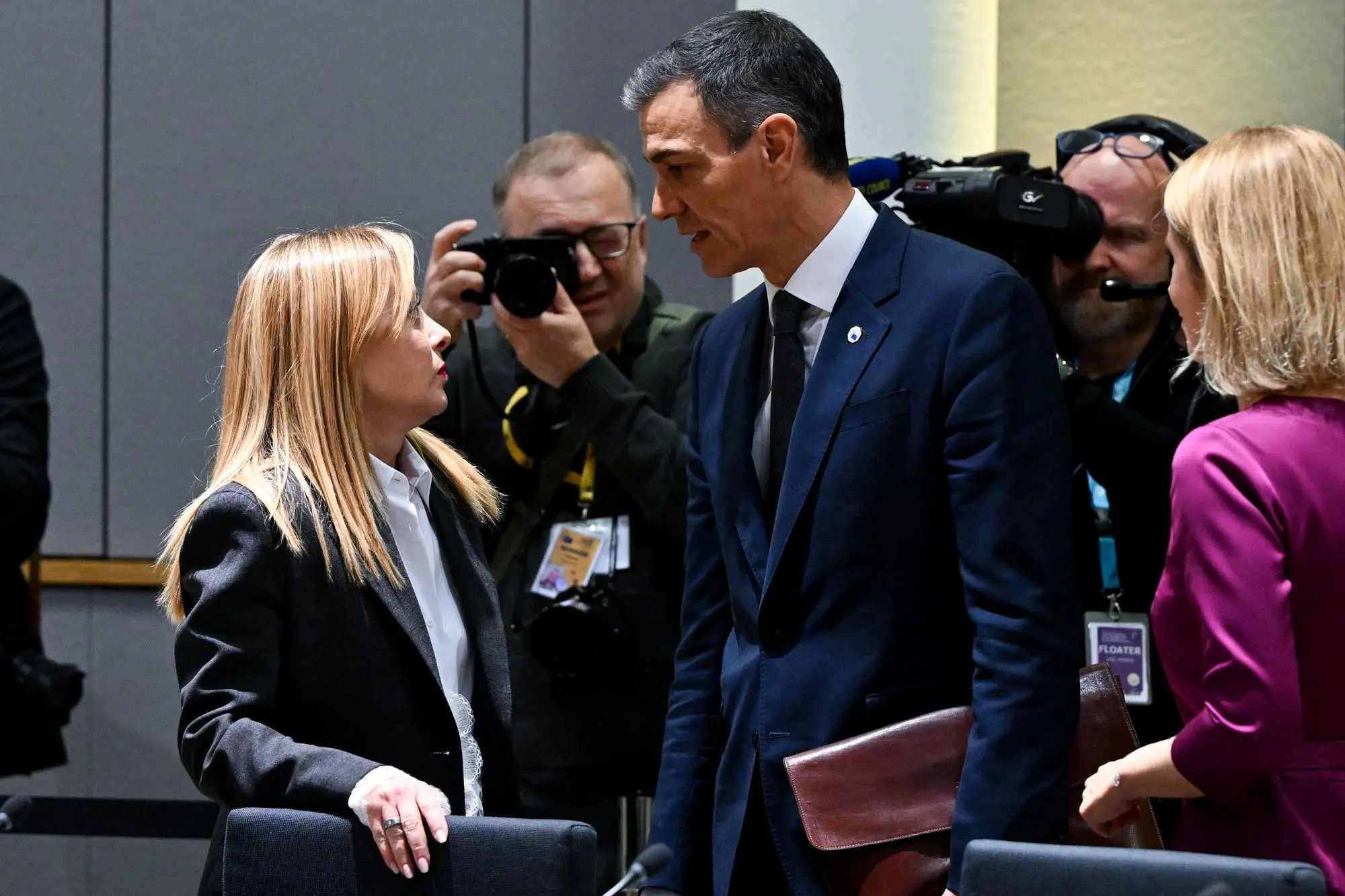 Pedro Sánchez se reúne con Meloni en Bruselas para debatir migración
