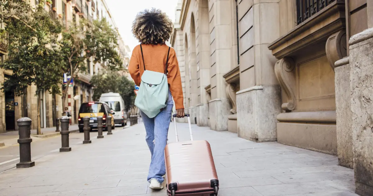Barcelona eleva IBI 150% a dueños de 4+ pisos turísticos