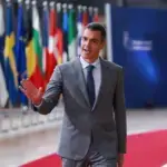 Pedro Sánchez dice no saber de la treintena de viviendas
