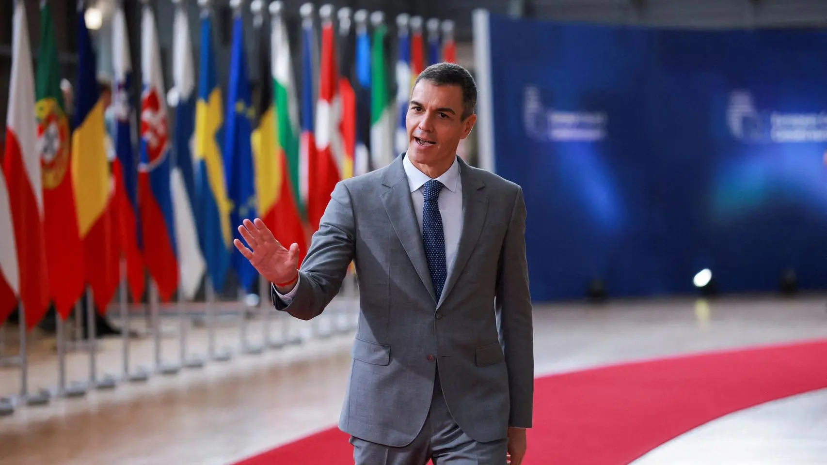 Pedro Sánchez dice no saber de la treintena de viviendas