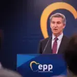 Feijóo lleva la precampaña a Bruselas y critica a Sánchez