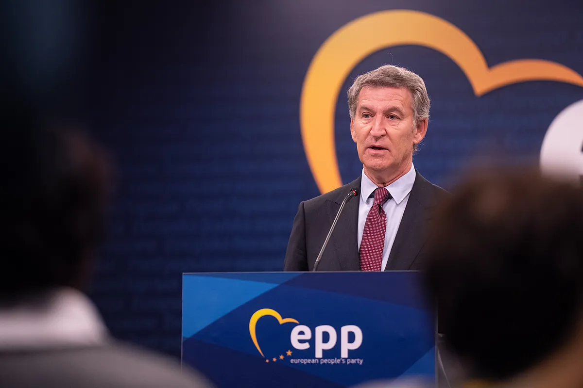 Feijóo lleva la precampaña a Bruselas y critica a Sánchez