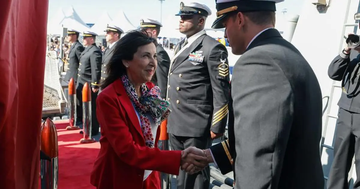 La ministra Robles recibe el sexto destructor estadounidense en Rota