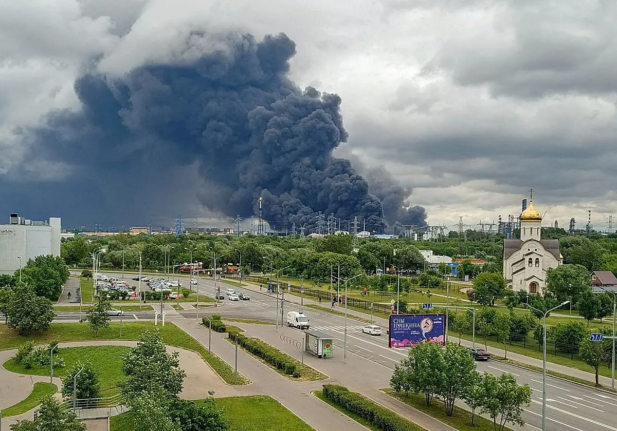 Zelenski reanuda los ataques a refinerías rusas