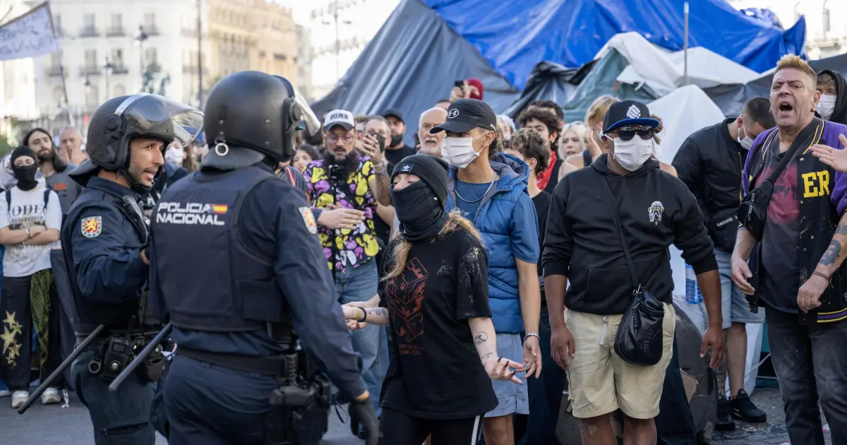 Madrid pide al delegado que levante la acampada de Sol por salubridad