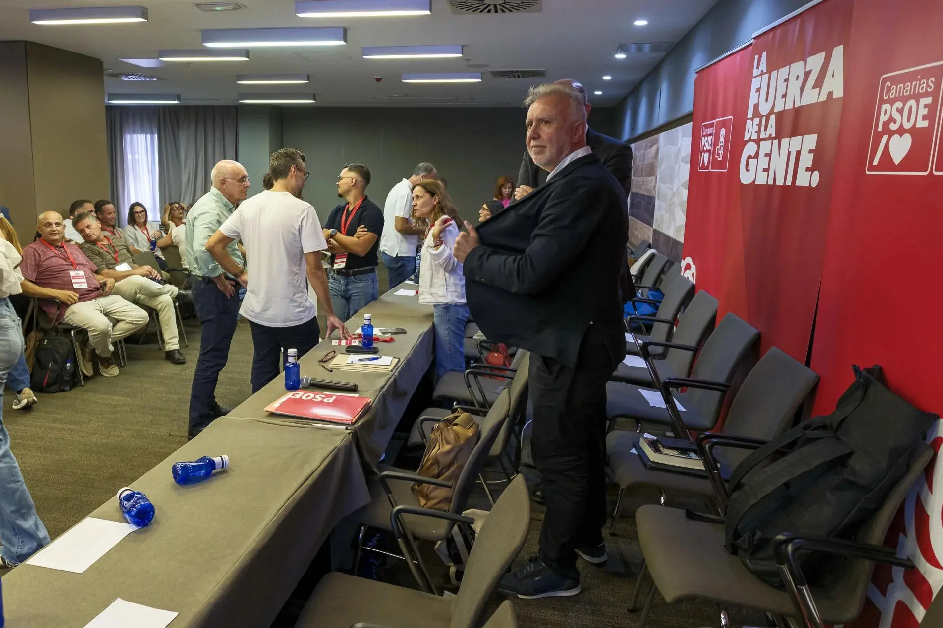 Ángel Víctor Torres anima a manifestantes a votar el 29 de noviembre