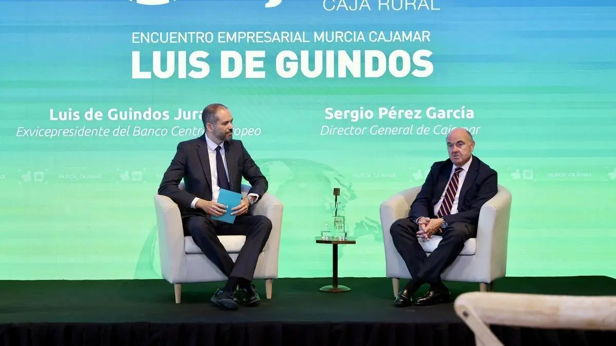 Luis de Guindos pide posponer el debate de pensiones en la campaña