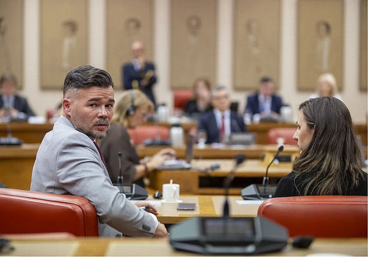 La secretaria general de Podemos, Ione Belarra, observa al republicano Gabriel Rufián en la Diputación Permanente. La secreta