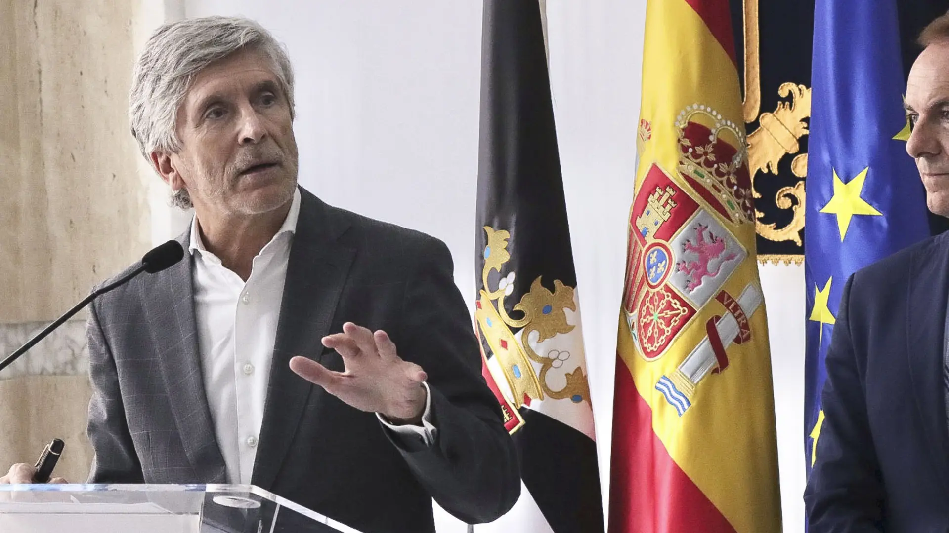 CEUTA, 16/10/2026.- El ministro del Interior, Fernando Grande-Marlaska, hace una declaración a la prensa acompañado por el de