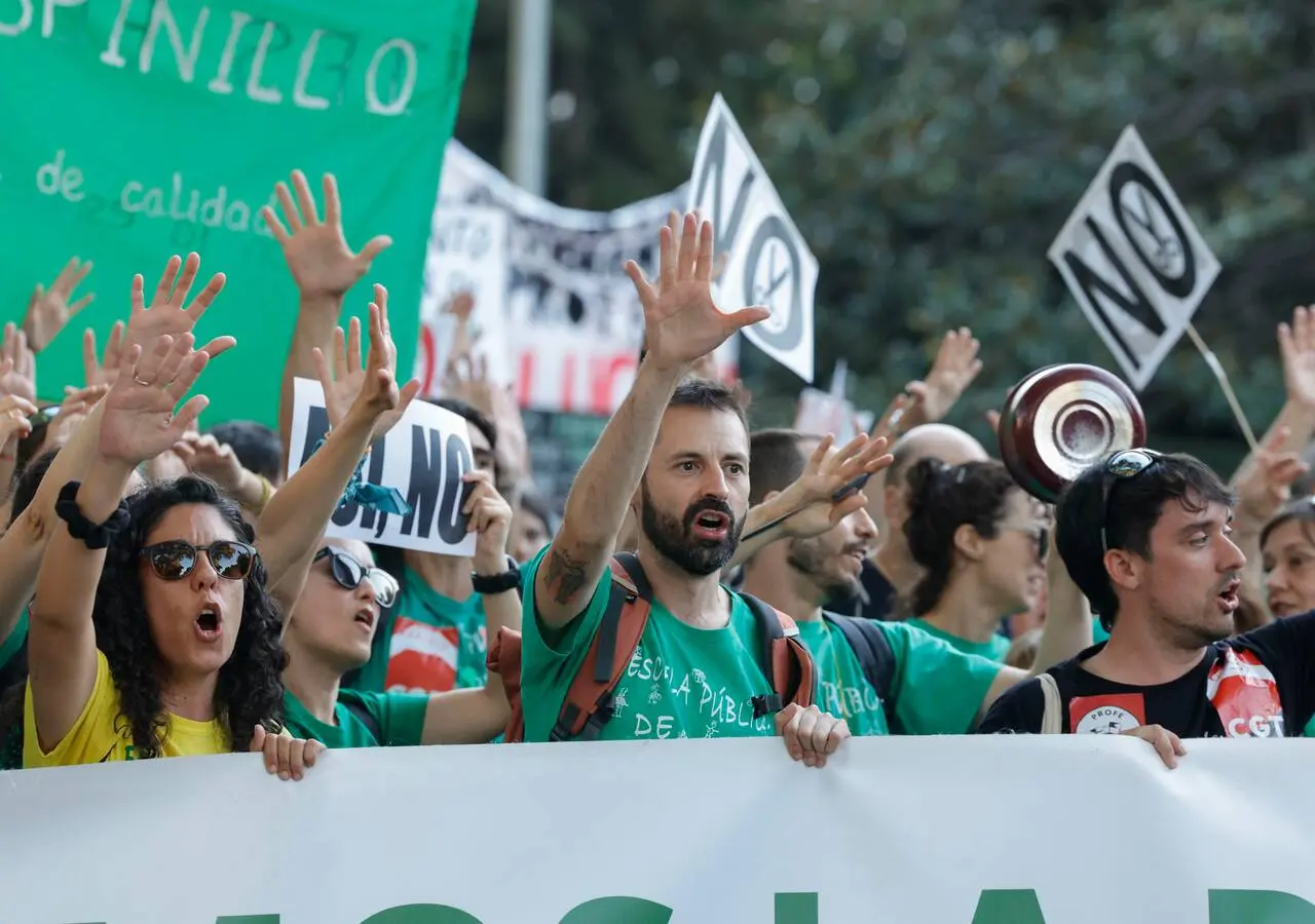 Manifestación por la huelga indefinida en la enseñanza pública no universitaria de Madrid este viernes
