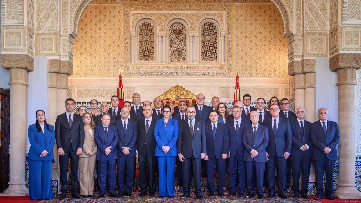 Marruecos estrena un Gobierno continuista liderado por primera vez por una mujer Foto oficial de Mohamed VI con el nuevo Gobi