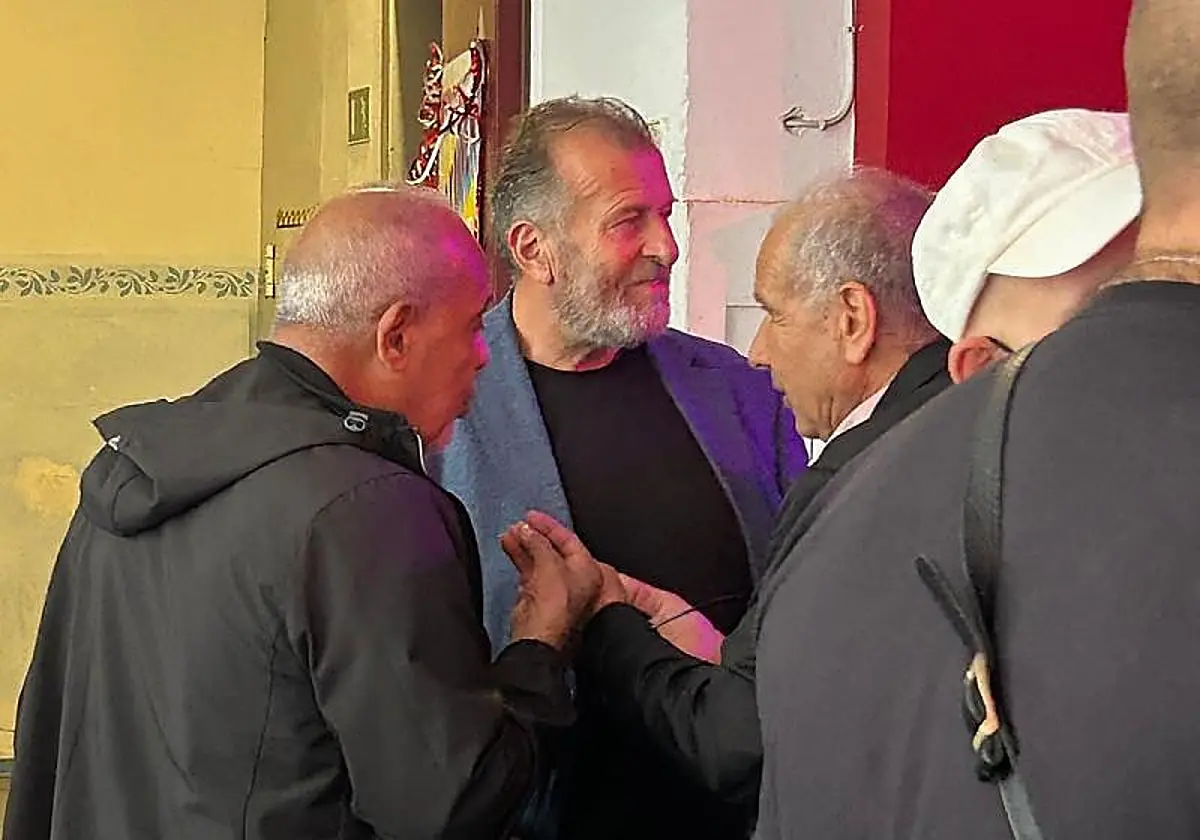 El jefe del Clan Remmo, Issa Remmo (centro), asistió a la fiesta electoral de La Izquierda en Neukölln. El jefe del Clan Remm