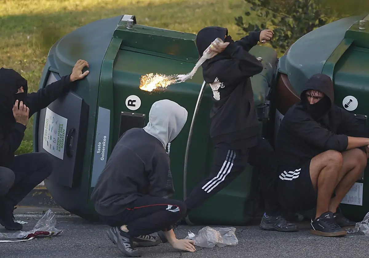 Un grupo de embozados lanza un cóctel molotov a la Policía durante los disturbios de ayer en Pamplona (Navarra) Un grupo de e