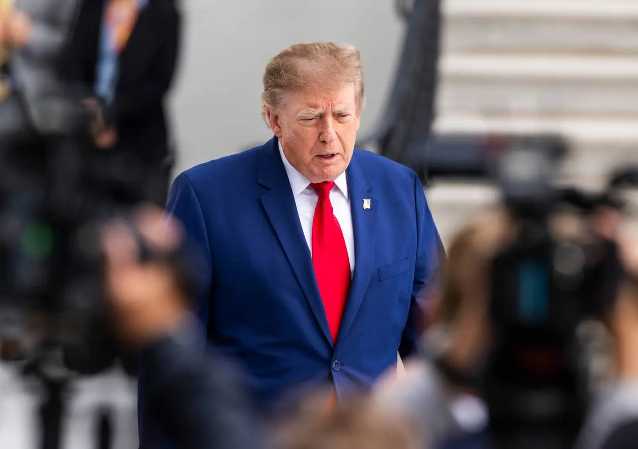 El presidente de EE. UU., Donald Trump, se prepara para hablar con los periodistas al salir de la Casa Blanca para acudir a u