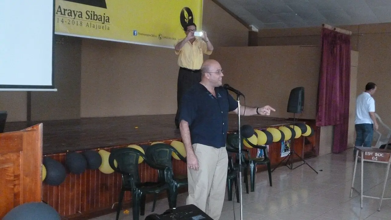 Edgardo Araya speaking in a Frente Amplio provincial assembly in 2013
