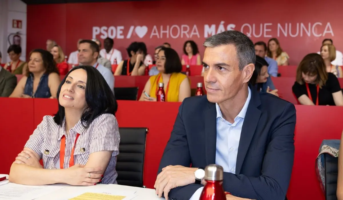 El presidente del Gobierno Pedro Sánchez y la secretaria de organización, Rebeca Torró